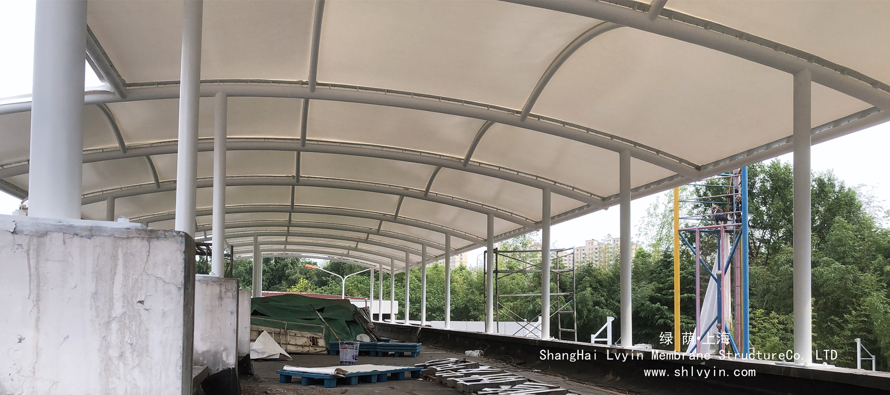 上海交通技术学院屋顶膜结构施工中